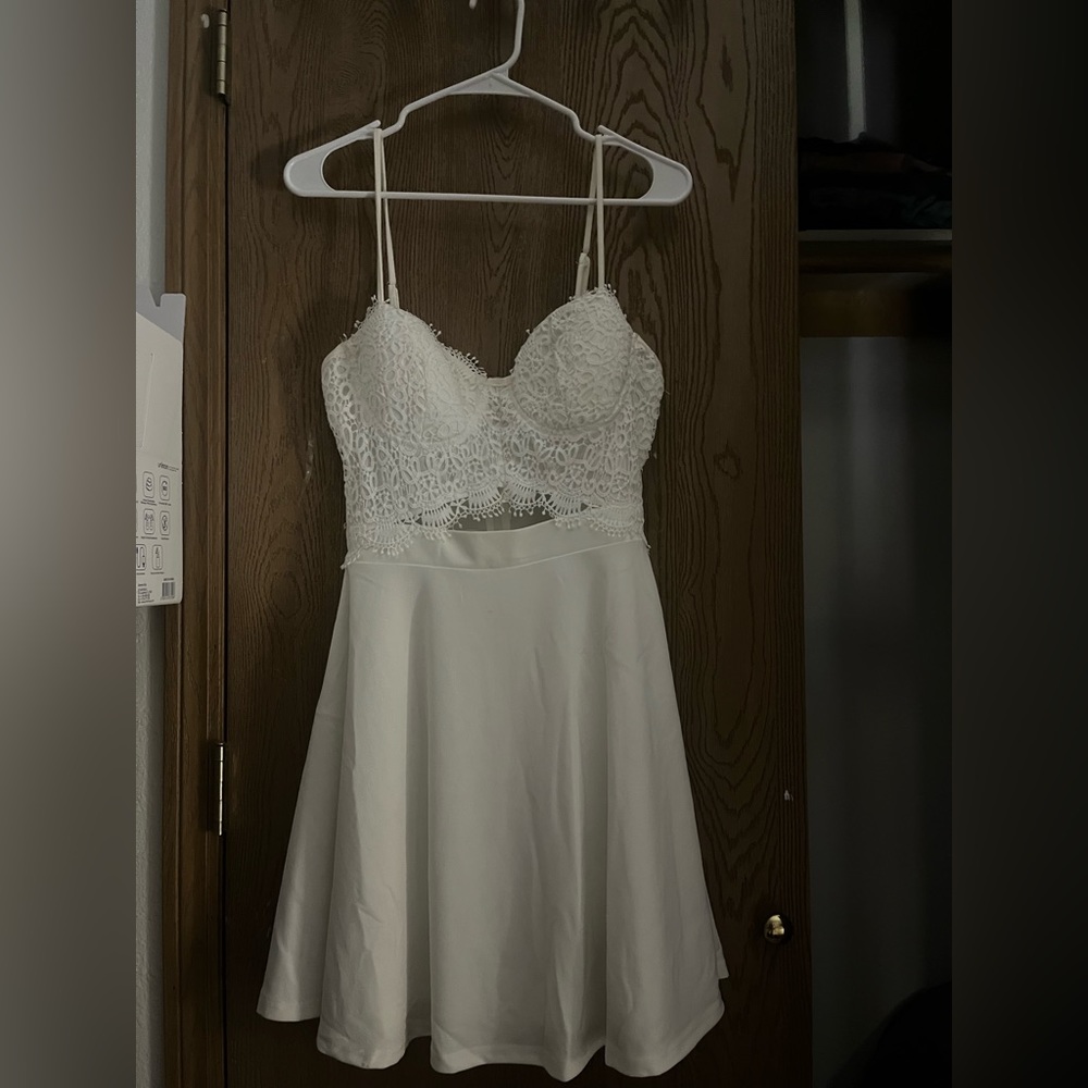 windsor, white dress, size large but fits like medium
